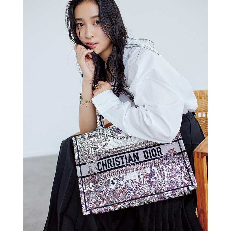 武井咲,DIOR,ディオール,モノトーンコーデ,白シャツコーデ,スカートコーデ,ブックトート