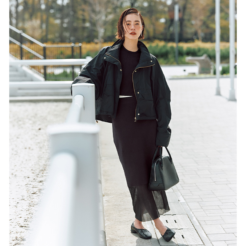 モノトーンコーデを纏う浅見れいなさん