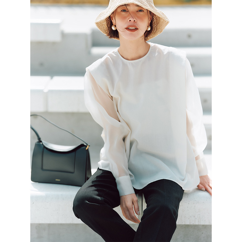 シアーな白ブラウスで洗練された送迎コーデが完成