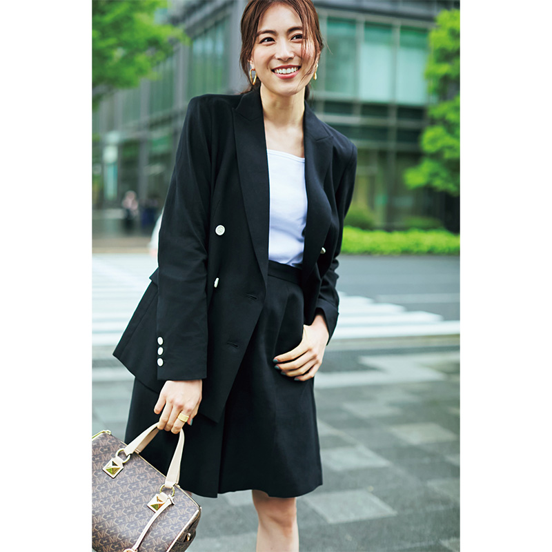 黒のショートパンツでキレイめ通勤コーデ