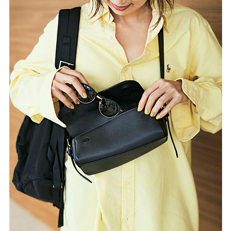 子連れお出かけは黒のショルダーバッグとリュックを2個持ちする東原亜希さん