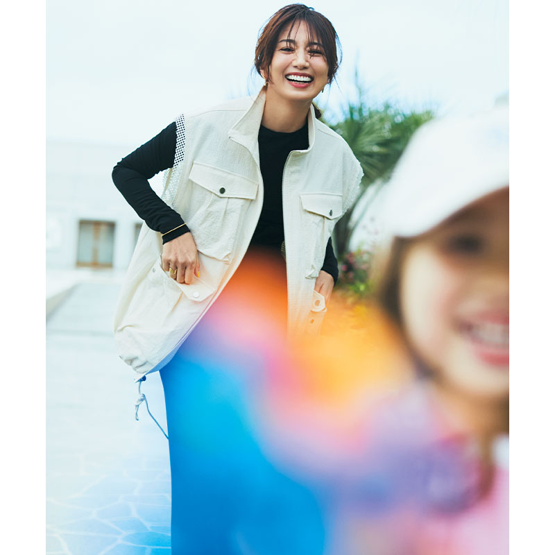 黒カットソーにオシャレに進化した釣りベストを羽織った東原亜希さん