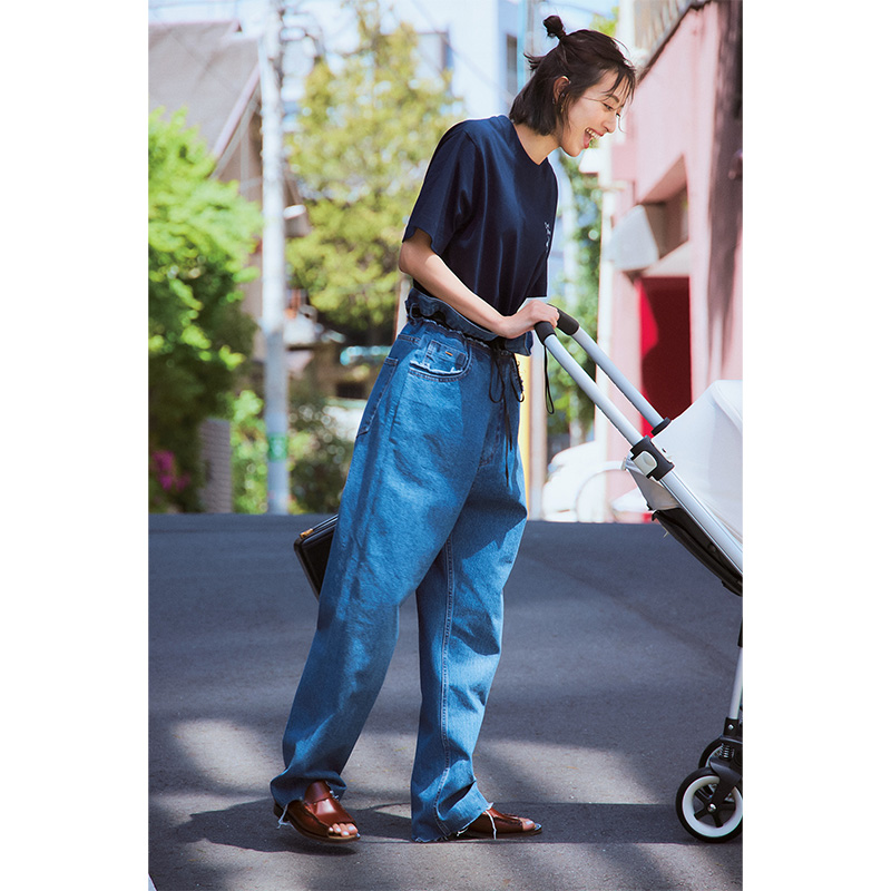 ネイビーのTシャツにゆるっとしたデニムを合わせた岡本あずささん