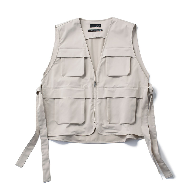 スタイリングのベージュベスト