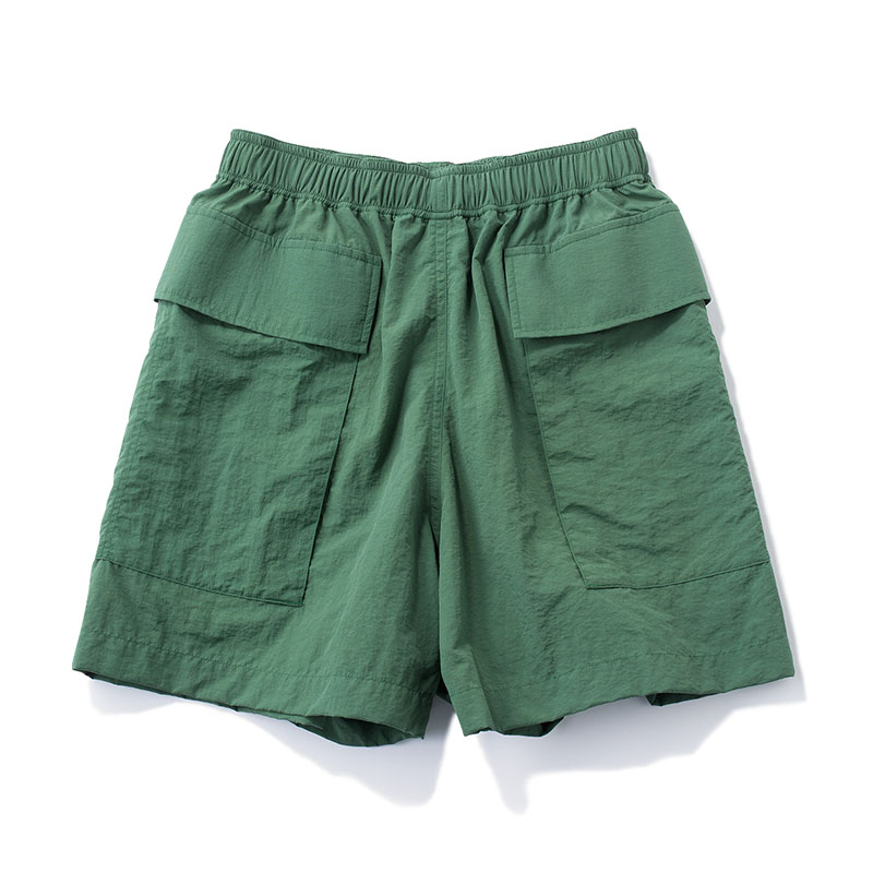 フィーニーのグリーンショートパンツ