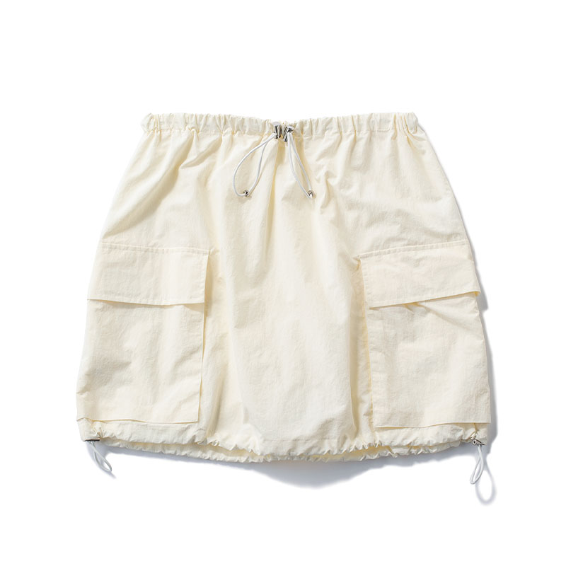 パッドの白ミニスカート