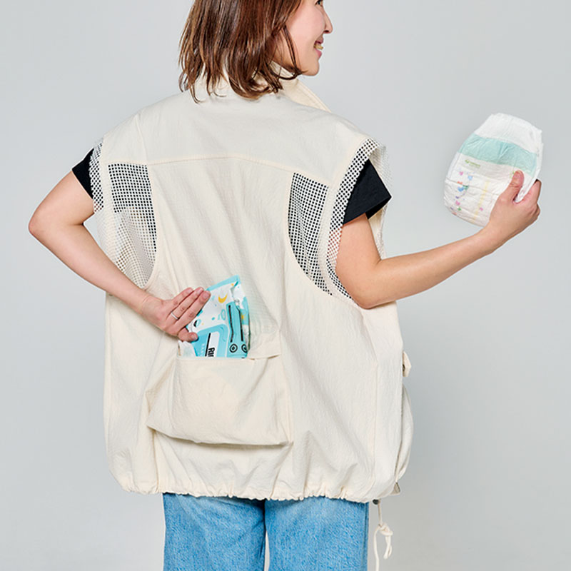 多ポケットのベストの収納量を検証するライター