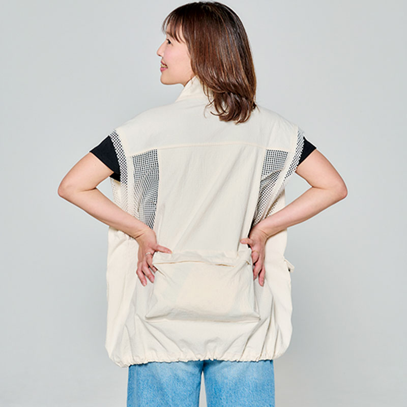 多ポケットのベストの収納量を検証するライター