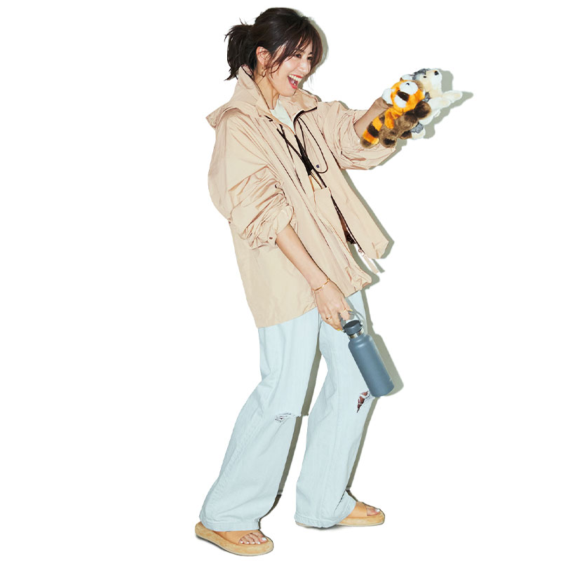 薄色デニムにベージュのブルゾンを合わせたカジュアルコーデの東原亜希さん