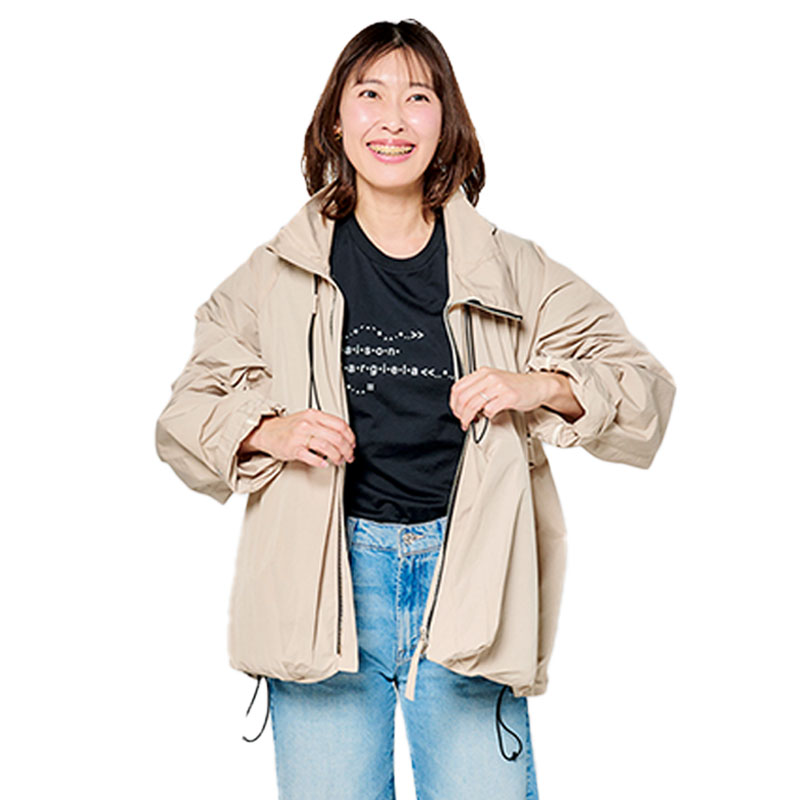 ブルゾンのポケットにどれくらい荷物が入るか検証するライター