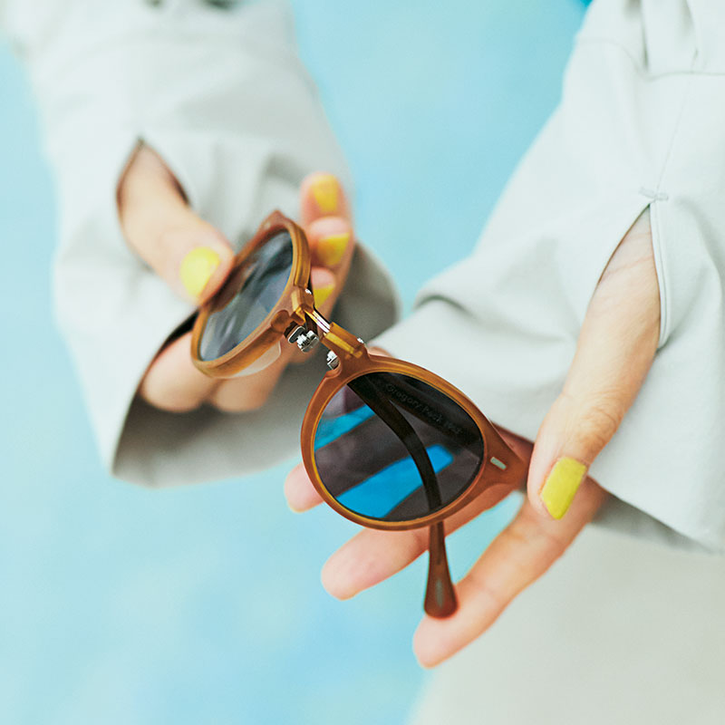 オリバーピープルズの折りたためるサングラス