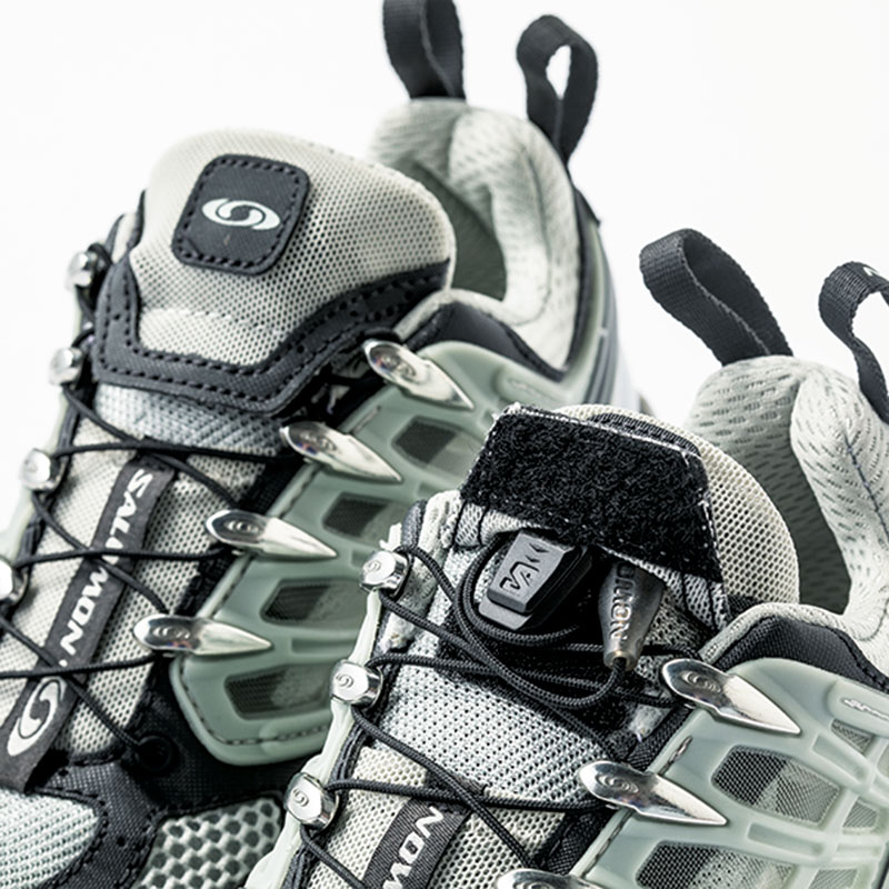 シュータンにドローコードが収納できるサロモンのスニーカー