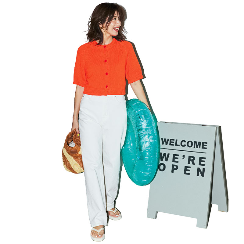 オレンジの半袖カーディガンに白のデニムパンツを合わせた子連れコーデの東原亜希さん