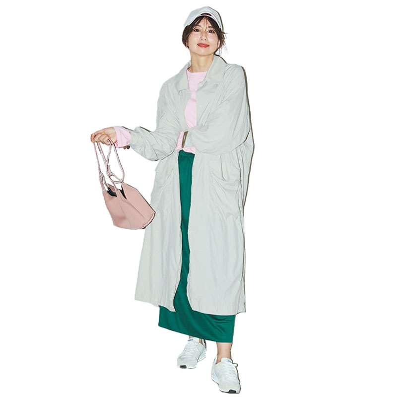 ピンクのTシャツにグリーンのスカート、ベージュのアウターを羽織った公園コーデの東原亜希さん