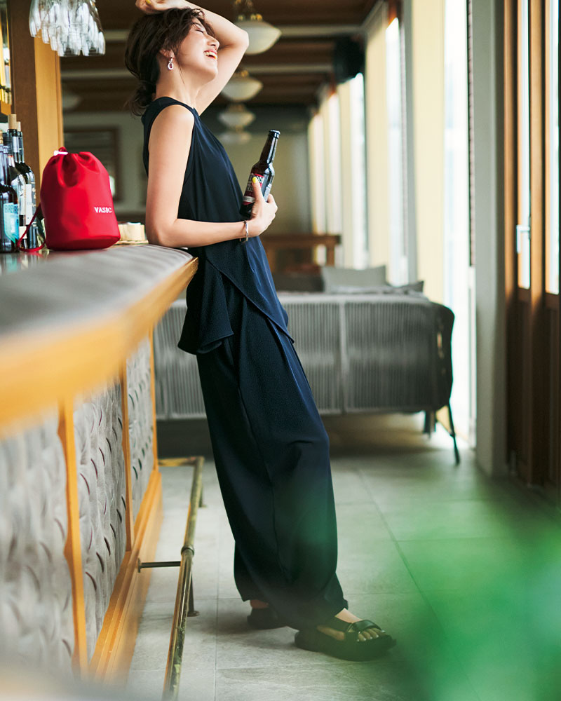 水着素材のノースリーブトップスとバルーンパンツのセットアップを着た東原亜希さん