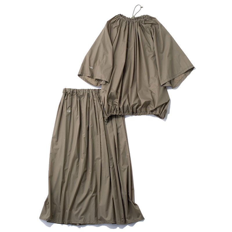 ハイクの超軽量タフタ素材のトップスとラップスカートのセットアップ