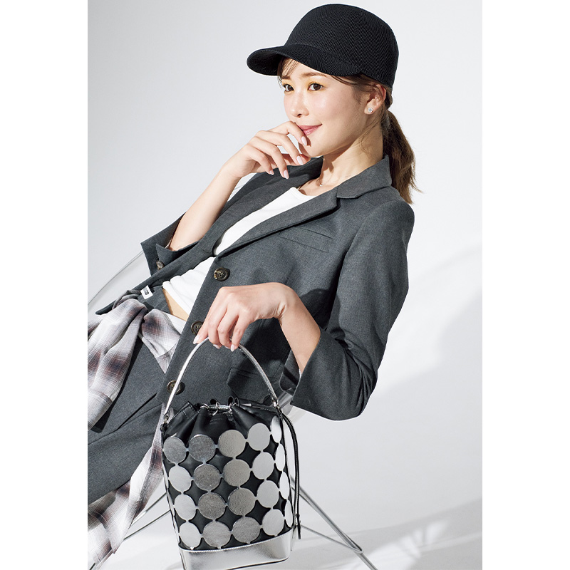 CFCLの黒のメッシュニットキャップをグレーのセットアップに合わせた咲和希さん