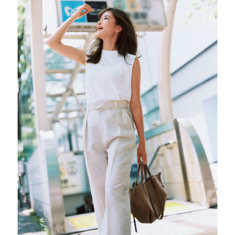 動いてもずれにくいノースリーブカットソー１枚で真夏コーデ