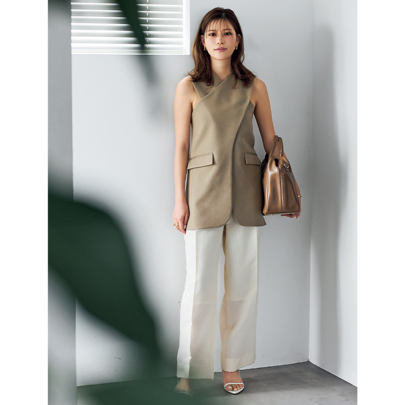 アダムエロペのクロスデザインになったベージュジレに白パンツを合わせたお仕事コーデ