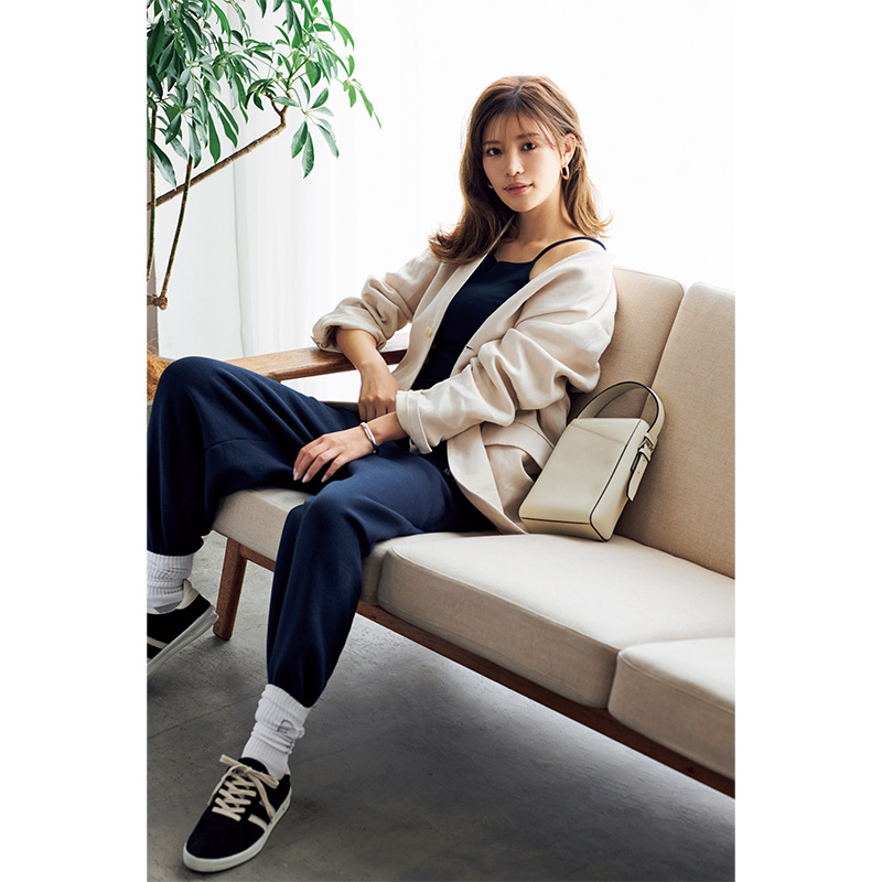 ベージュジャケットのインナーに細ストラップのキャミを合わせてスウェットを穿いた今どきコーデ