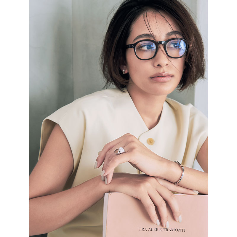 マリハのゴールドルチルクォーツとハウライトの色石リングを身につけたモデル