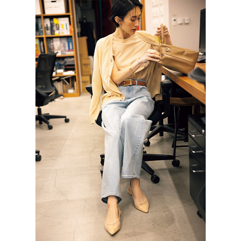 デニムコーデ,薄色デニムコーデ,ベージュコーデ,オフィスコーデ,神山まりあ