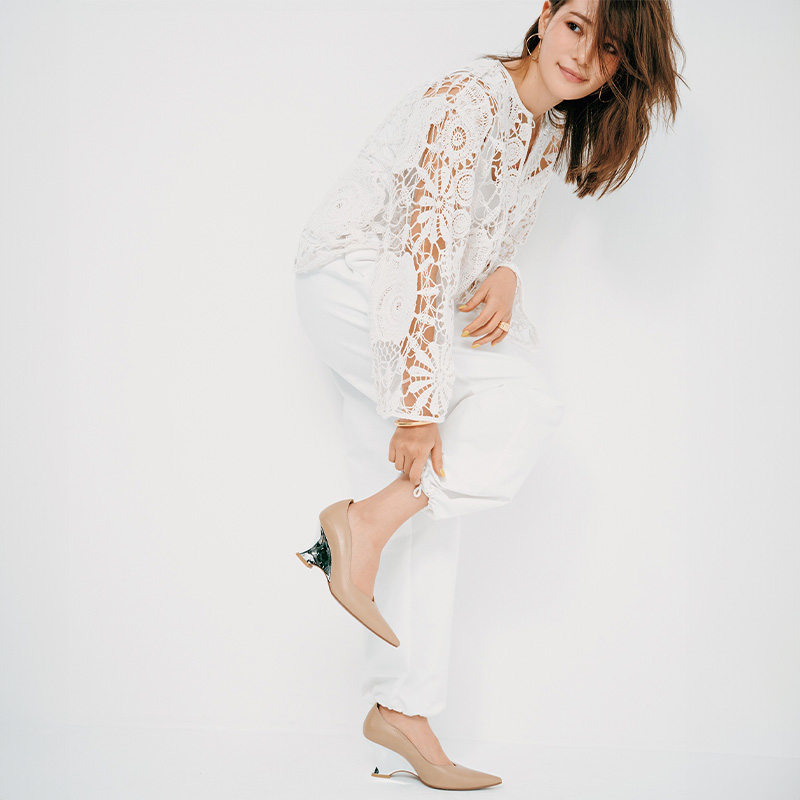 咲和希,ホワイトコーデ,パンプス,リュニックエモア