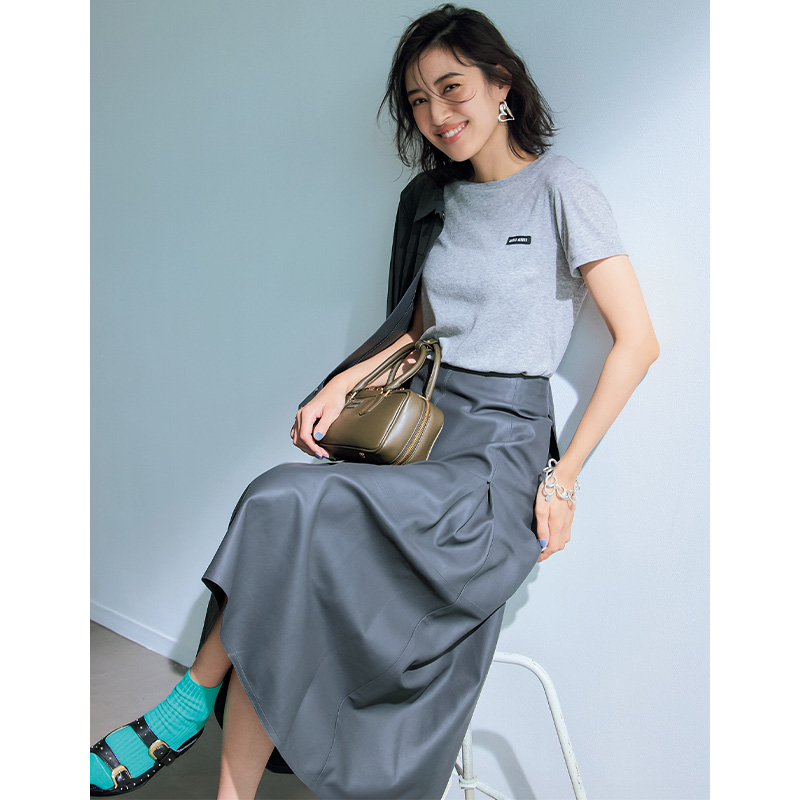 グレーコーデ,MIUMIUのTシャツ,岡本あずさ