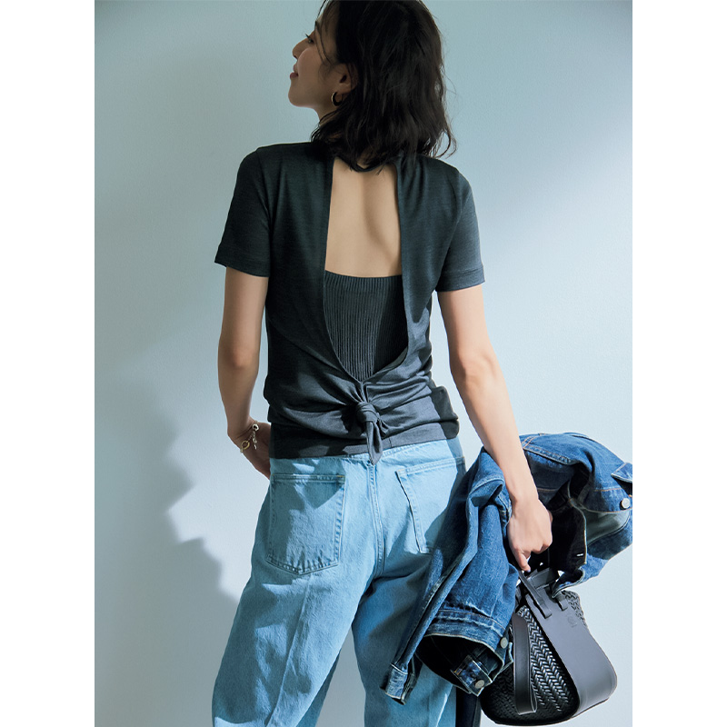 ロエベのTシャツ,デニムコーデ,肌見せコーデ,岡本あずさ