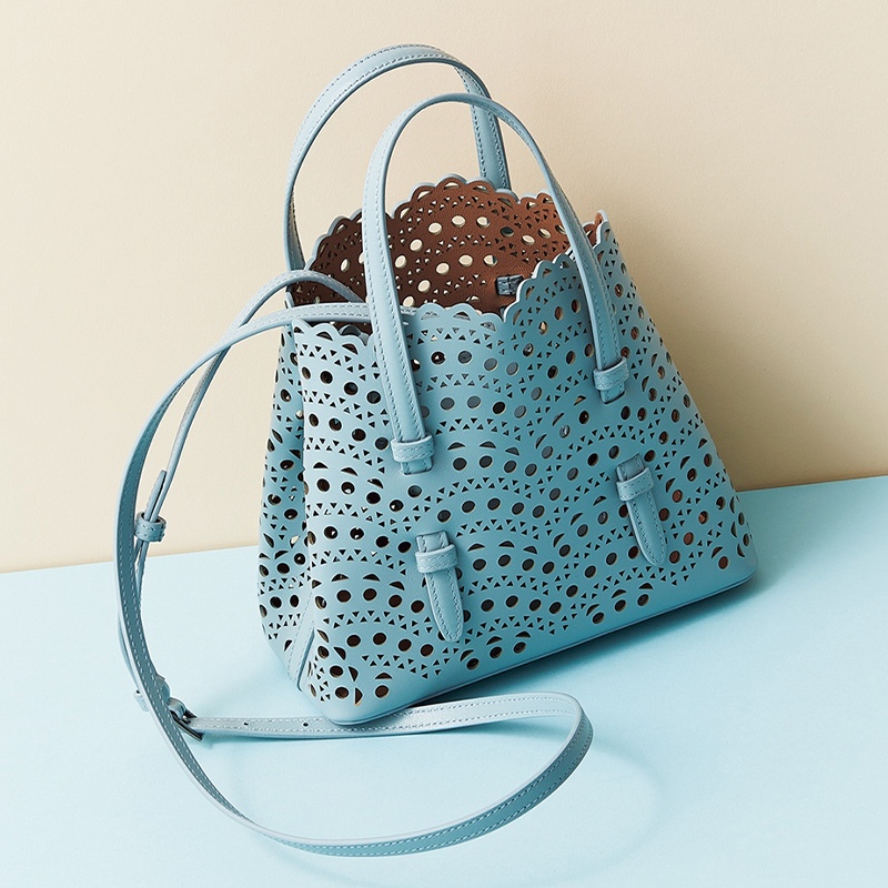 アライアのレース模様のオープンワークバッグ、水色