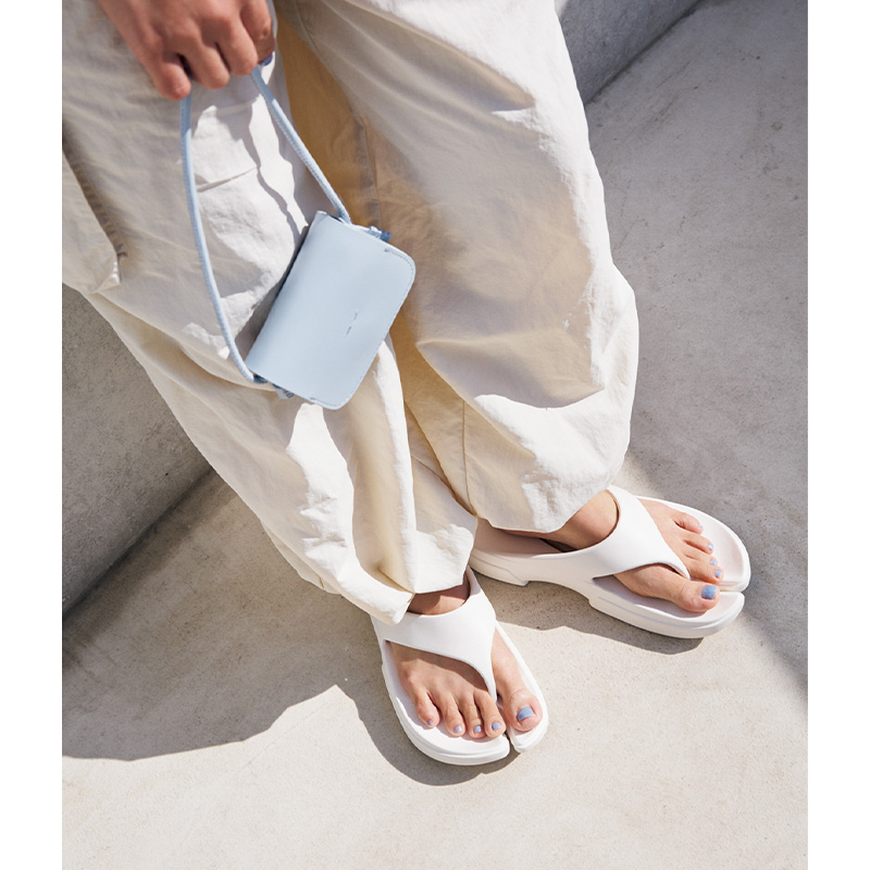 PAESのサンダル、足元