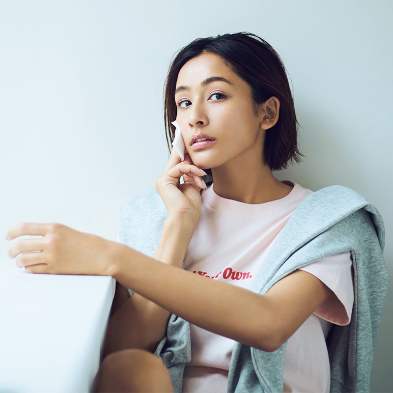 コットンを顔に当ててスキンケアをしているイメージカット