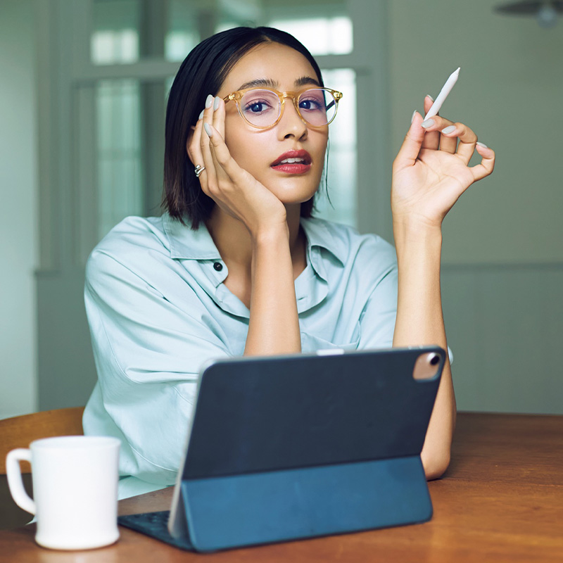 仕事をしているママのイメージカット