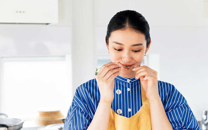 ハーブの香りを嗅ぐ武井咲さん