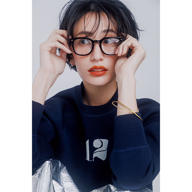 大人のオレンジメイク、メガネとのコーデ