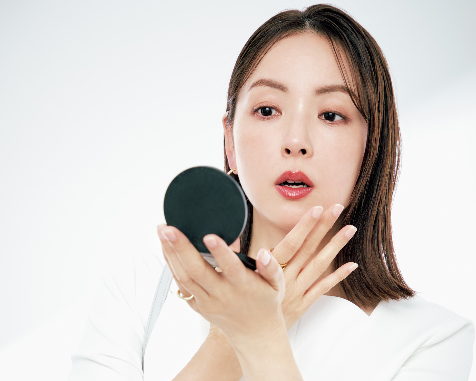 ファンデの鏡を見るようす