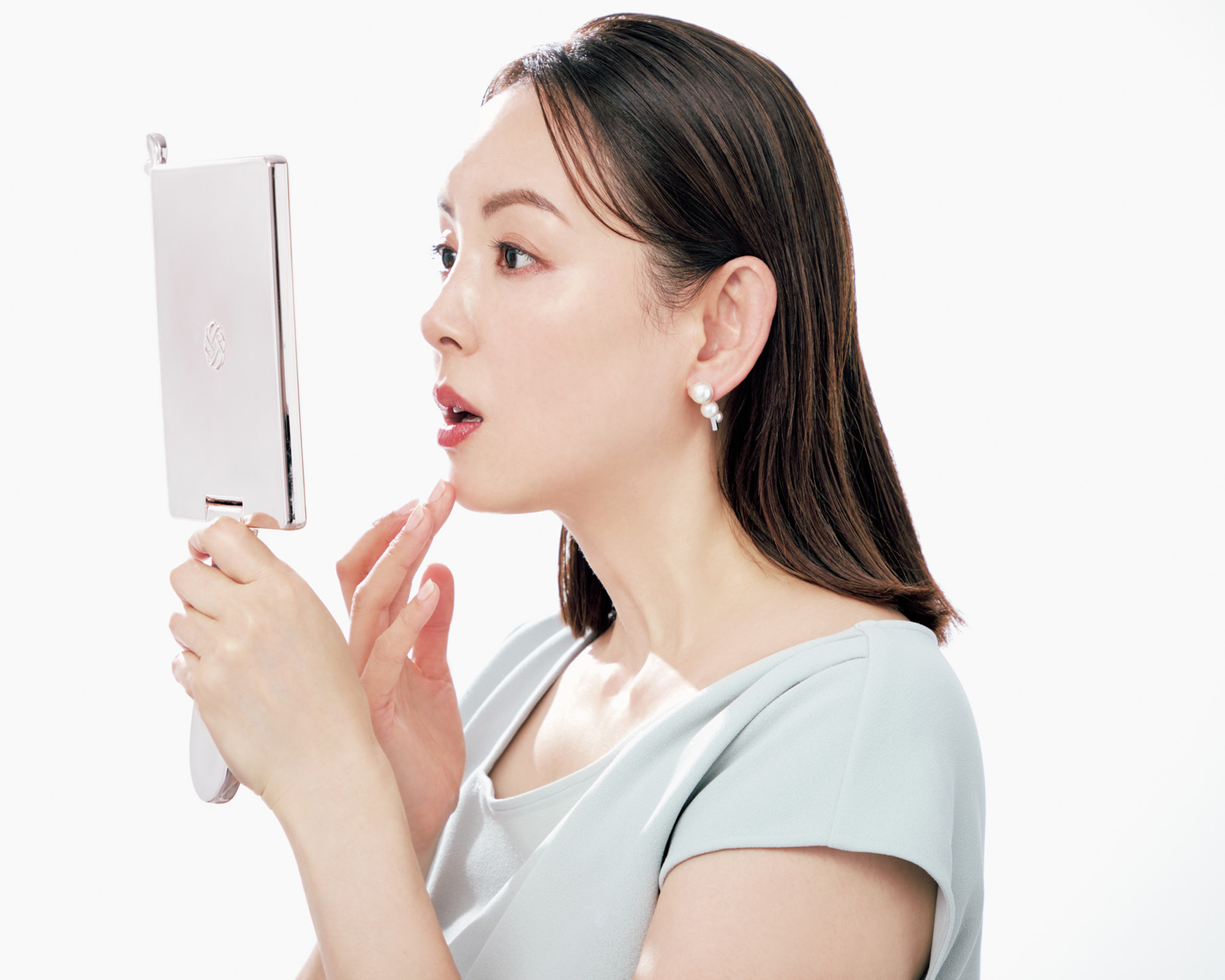 鏡をのぞきこむようす