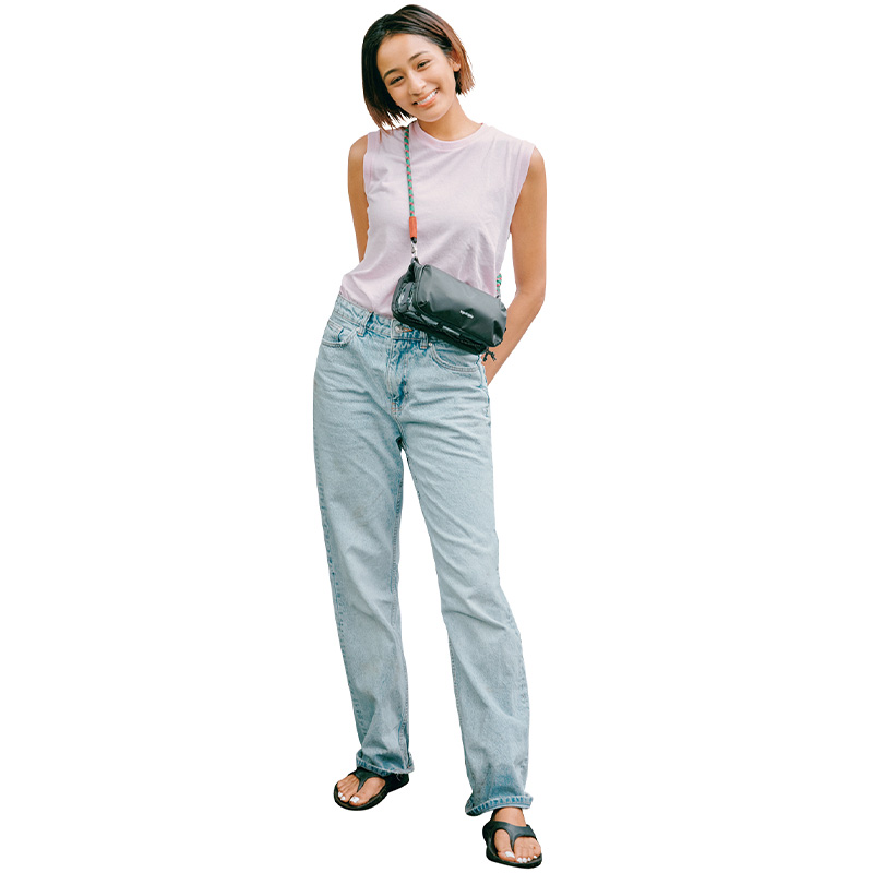 HanesのタンクトップとZARAの薄色デニムにリカバリーサンダルを合わせた木佐貫まやさんの公園コーデ