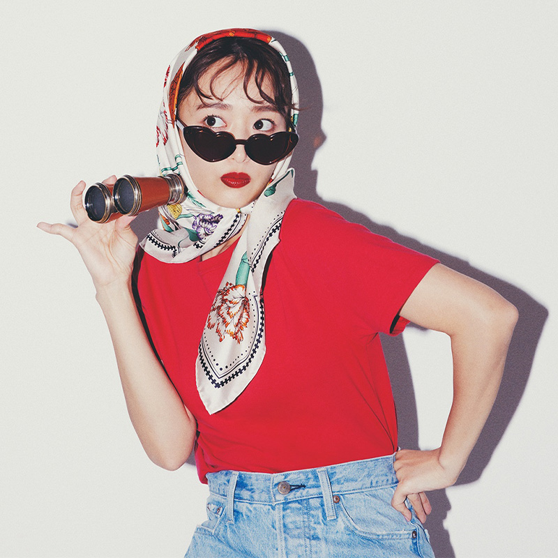 デニムコーデ,カラーTシャツ,スカーフコーデ,近藤千尋