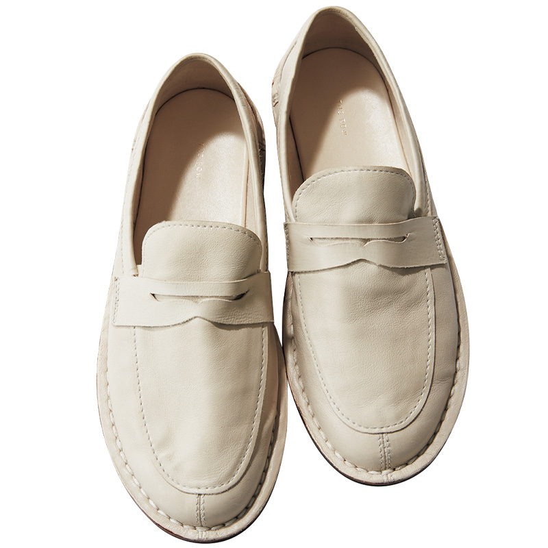 THE ROWの白ローファー