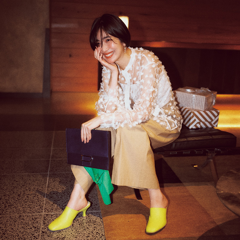 透けブラウスコーデ,カラーシューズ,トッズのミュール,阪井まどか