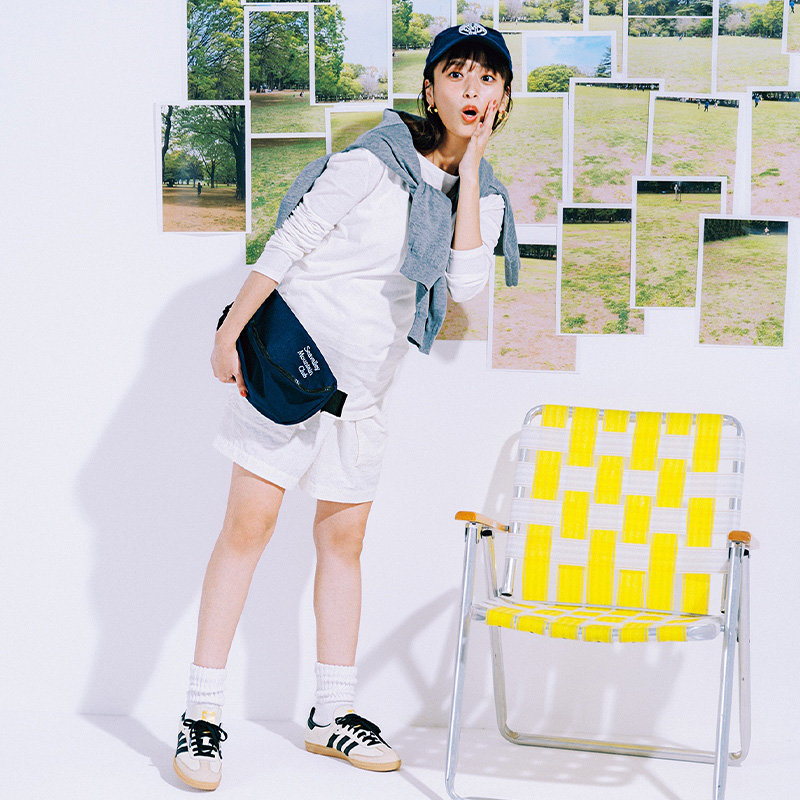 スポーツMIXな白コーデを着こなす近藤千尋さん