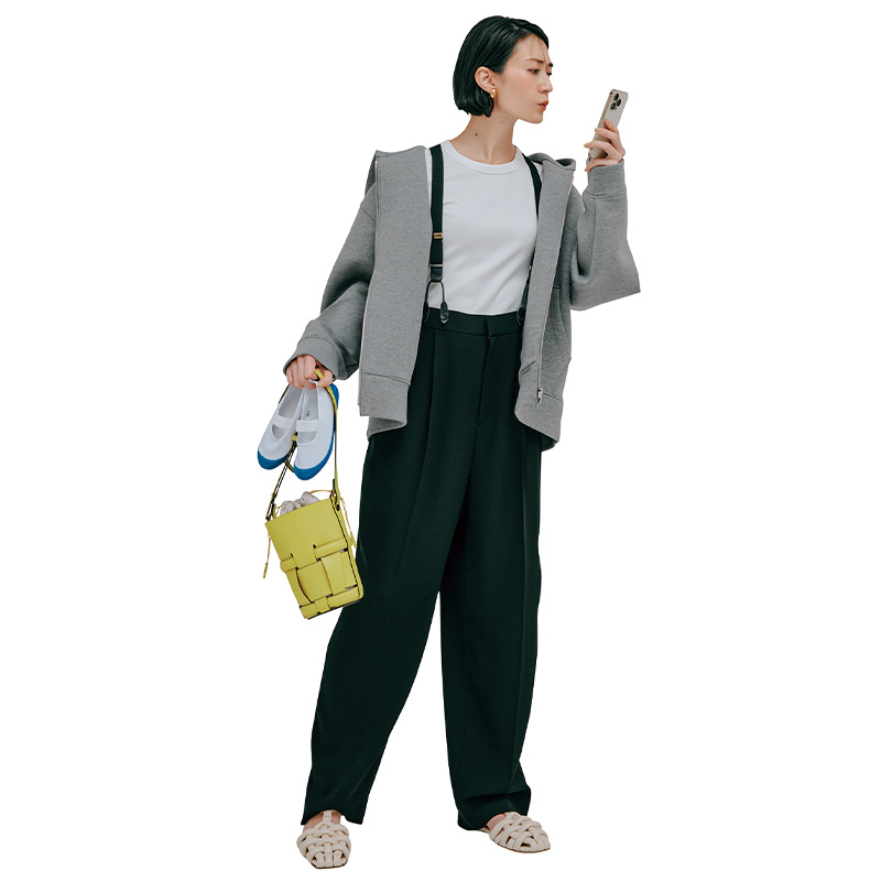 グレーパーカー,ギャルリーヴィー,パーカーコーデ,サスペンダーパンツコーデ,神山まりあ