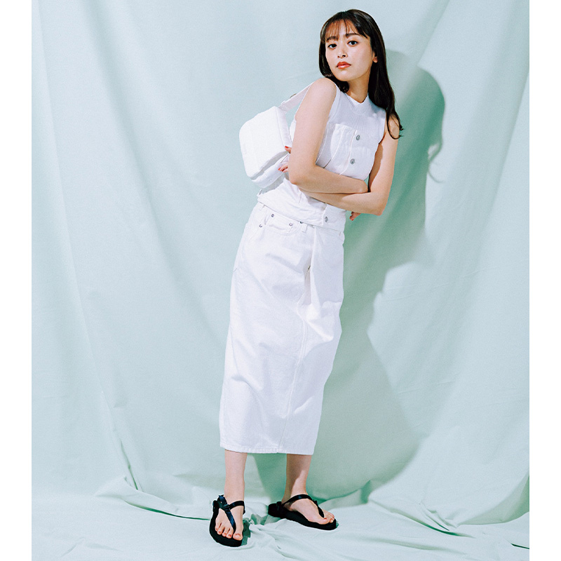 HYKEのデニムビスチェで全身白コーデ