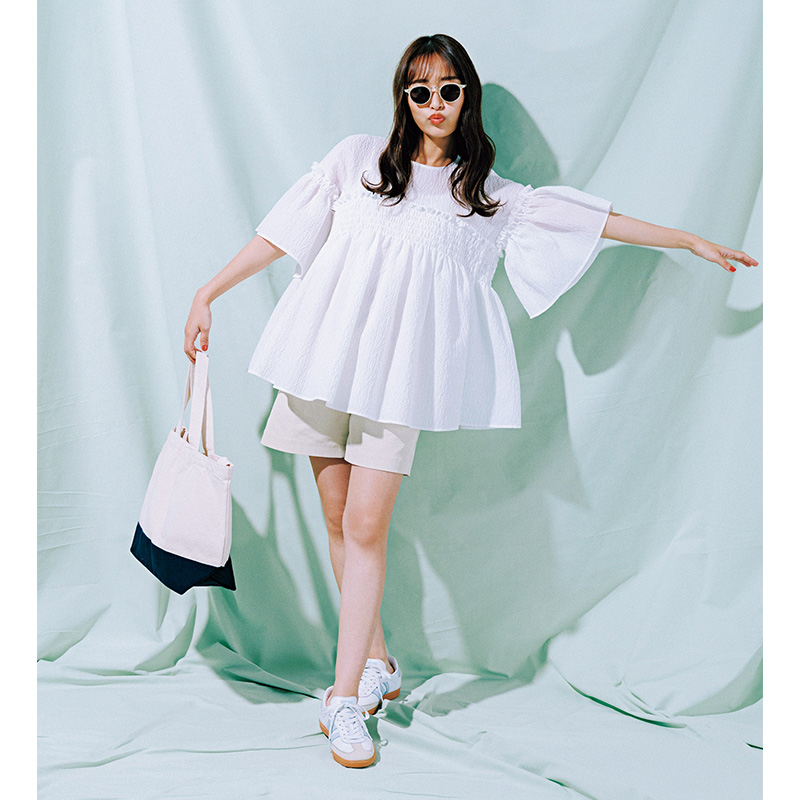 程よいシアー感がオシャレなブラウスで軽やか夏コーデ