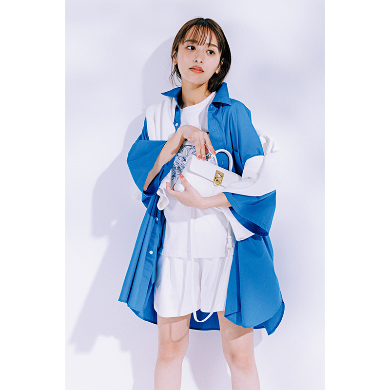 青シャツでひねりを効かせた爽やかコーデ