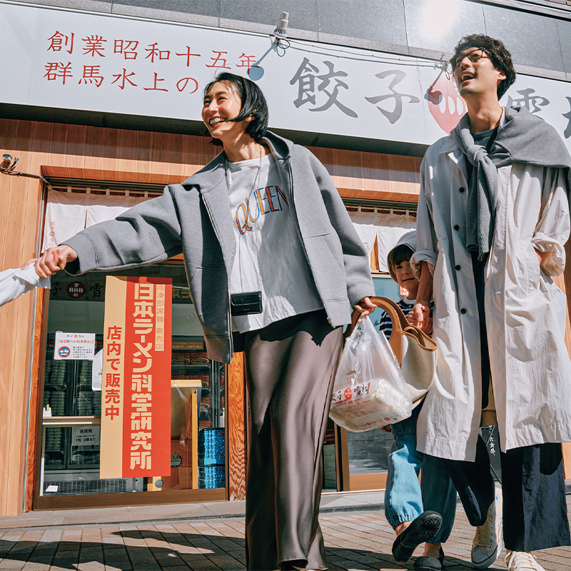 グレーパーカー,ギャルリーヴィー,パーカーコーデ,サテンスカートコーデ,神山まりあ