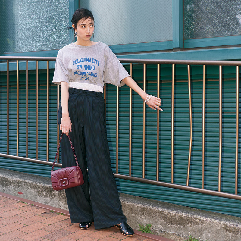 ワイドパンツとグルカサンダルのカジュアルコーデ