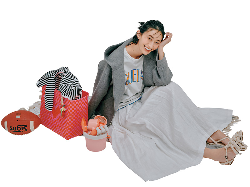 神山まりあ,スカートコーデ,白スカート,フレアスカート,mtmodelist,公園コーデ,パーカーコーデ