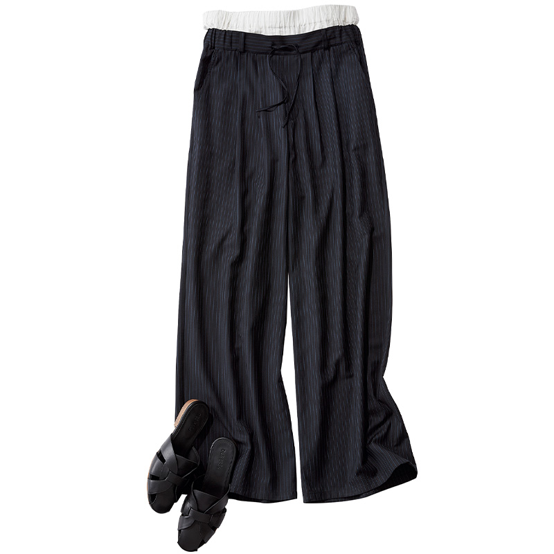 今年流行のダブルウエストパンツとグルカサンダル